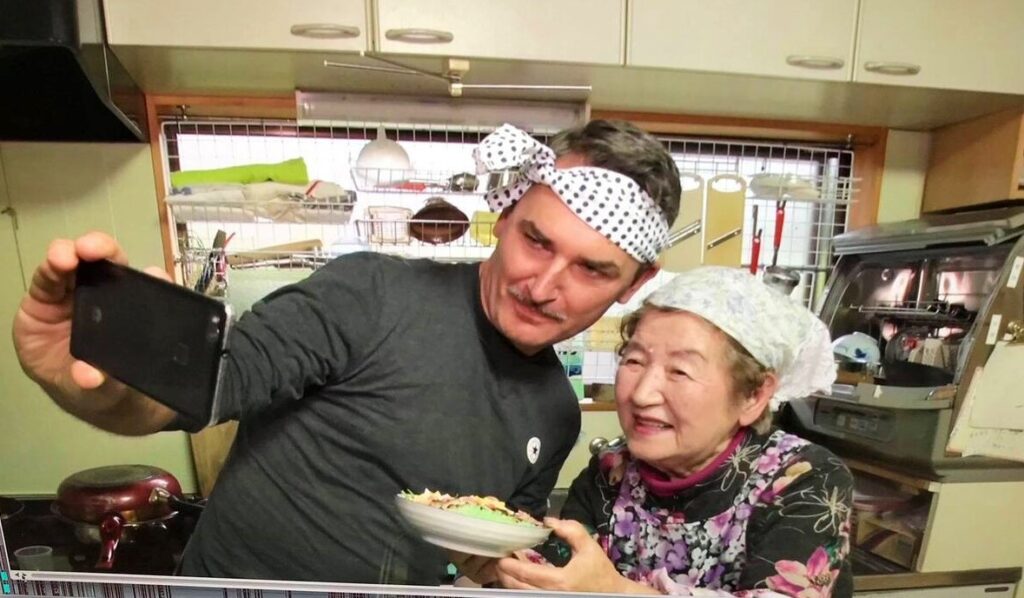 Marcin Wojtasik w Japonii z babcią