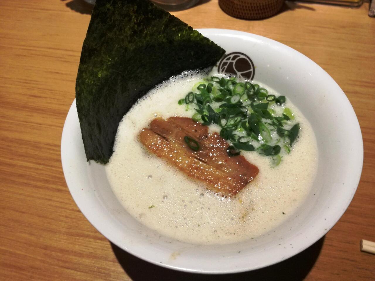 Niemiecki ramen z pianką w Muku.