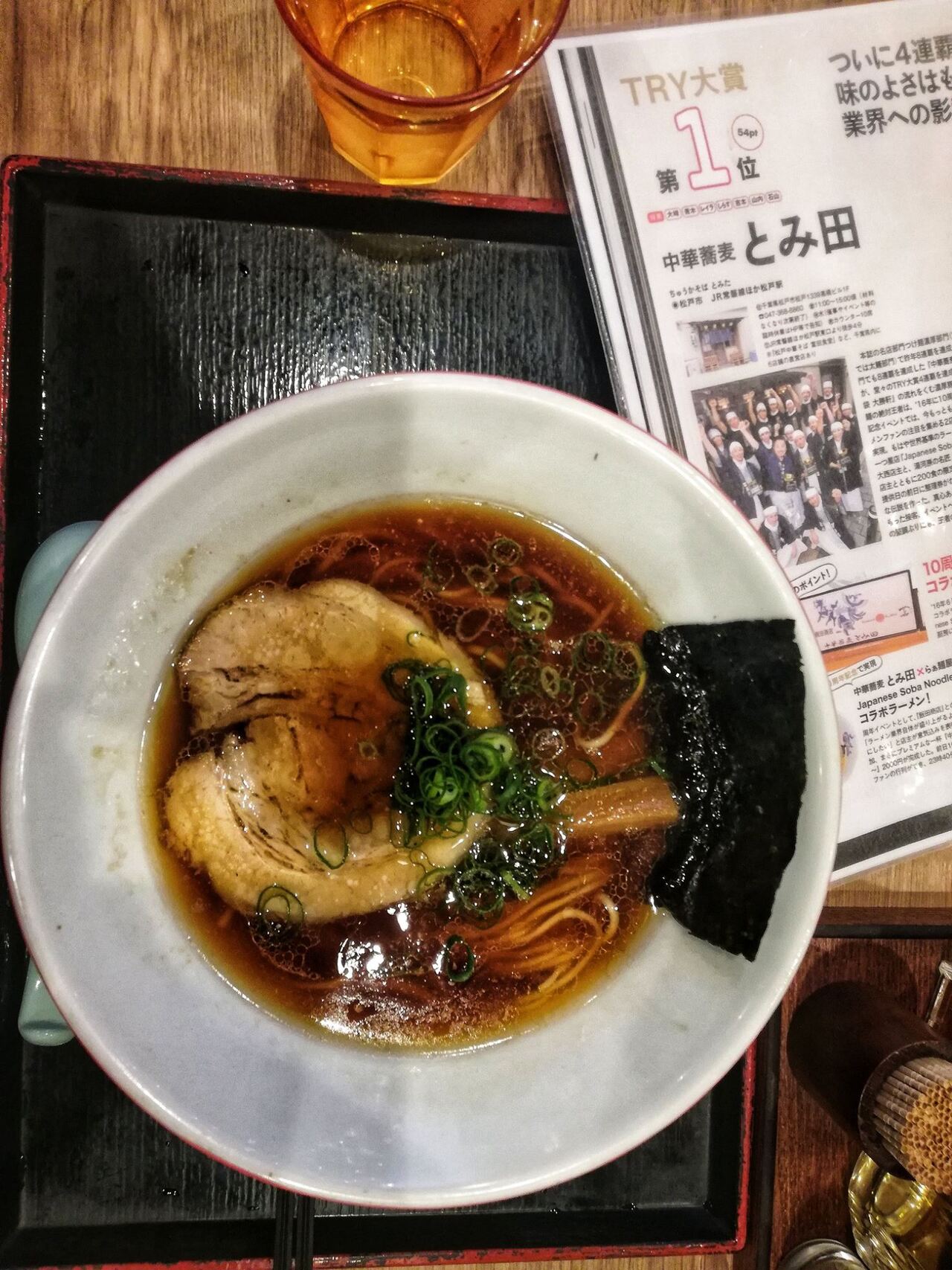 ‘Shoyu’ ramen, Tomita na lotnisku Narita.