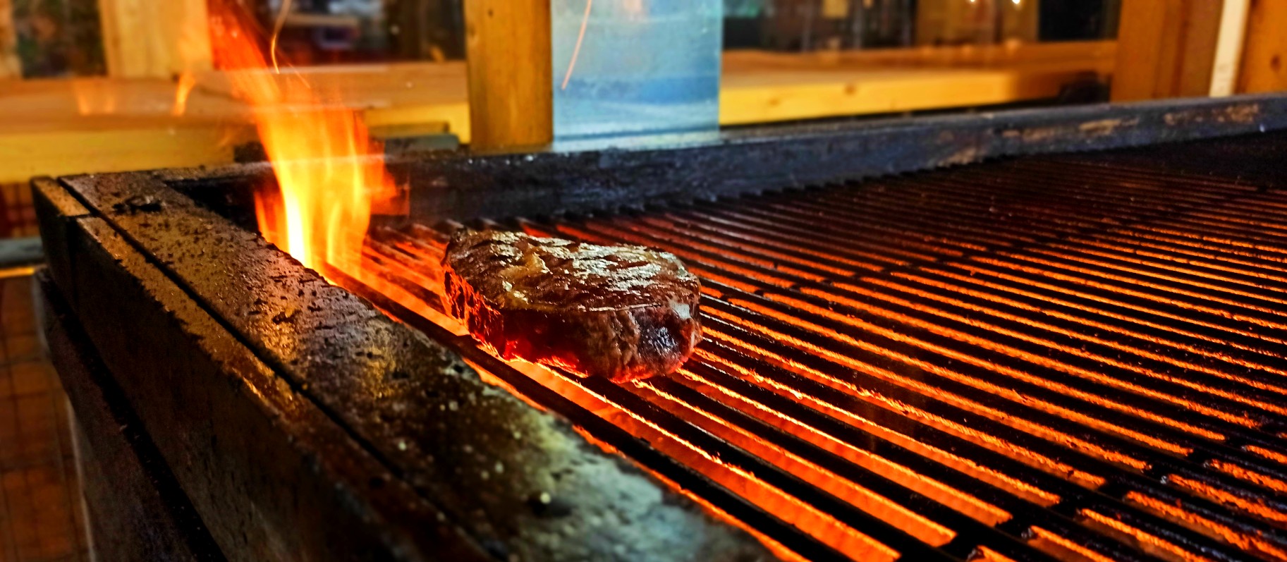 stek na grillu