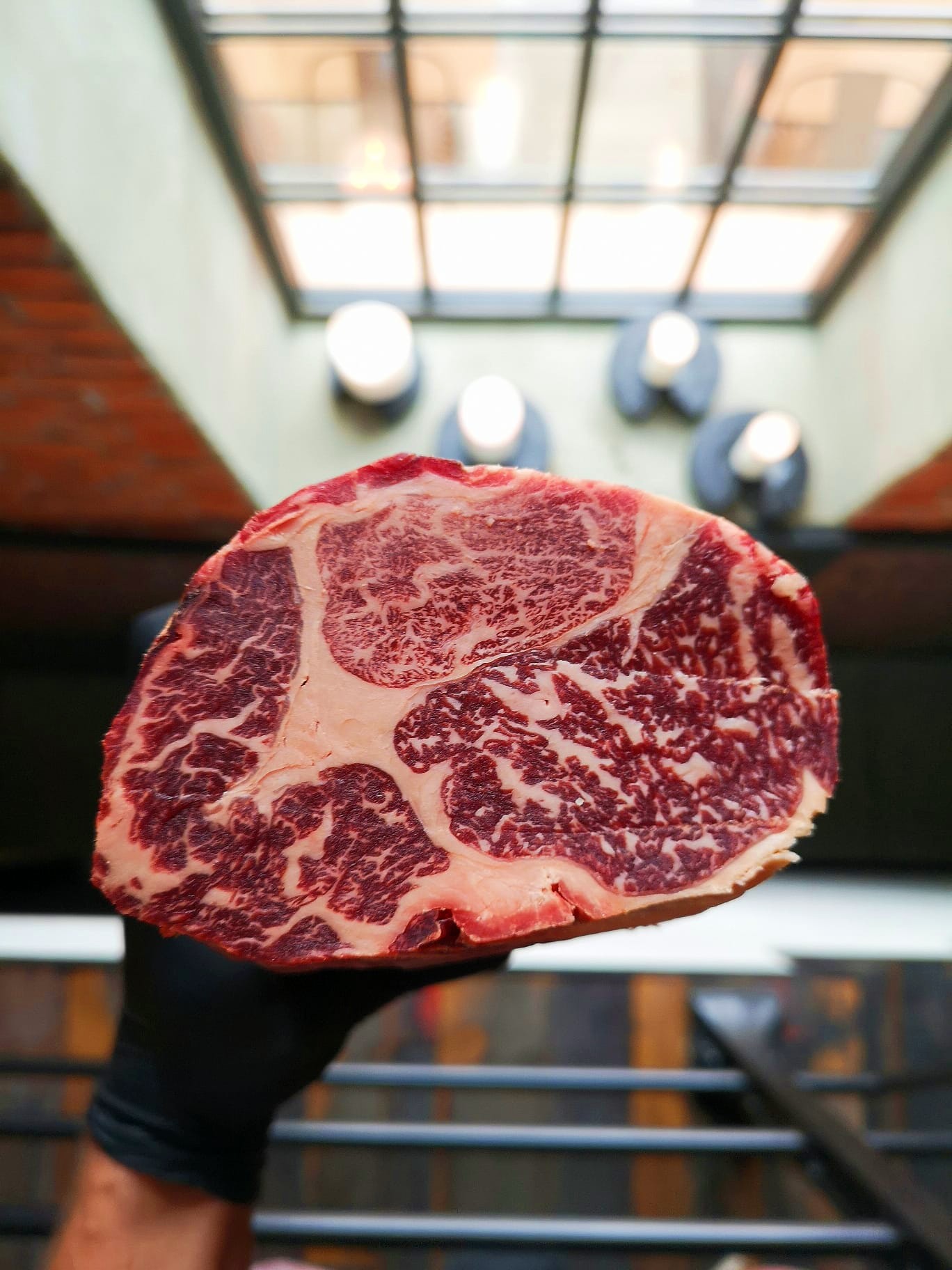 stek ribeye sezonowany na sucho