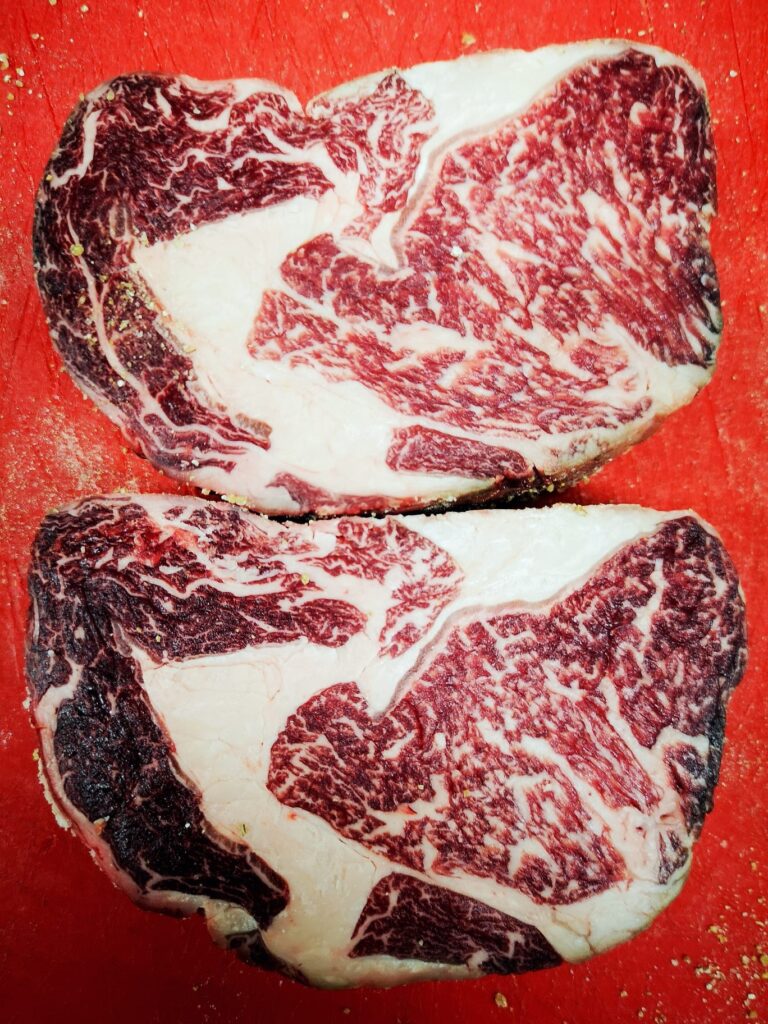 stek ribeye sezonowany na sucho