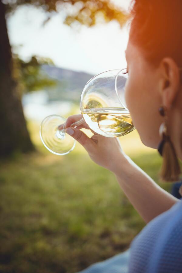 biale wino w kieliszku