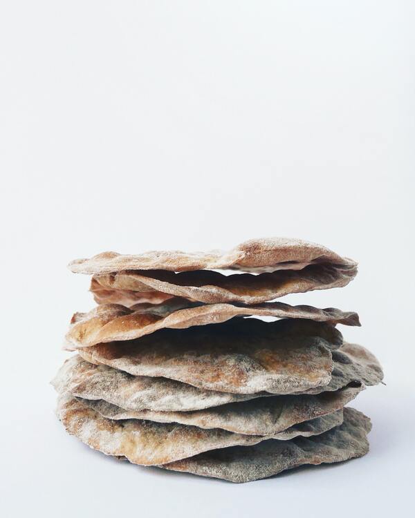 płaski chlebek flatbread z mąki pełnoziarnistej