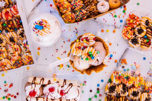 karnawałowe łakocie słodkości przysmaki donuty pączki lody shake drażetki czekoladowe naleśniki