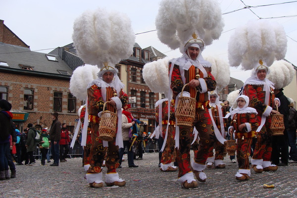 karnawał w binche w belgii gilles
