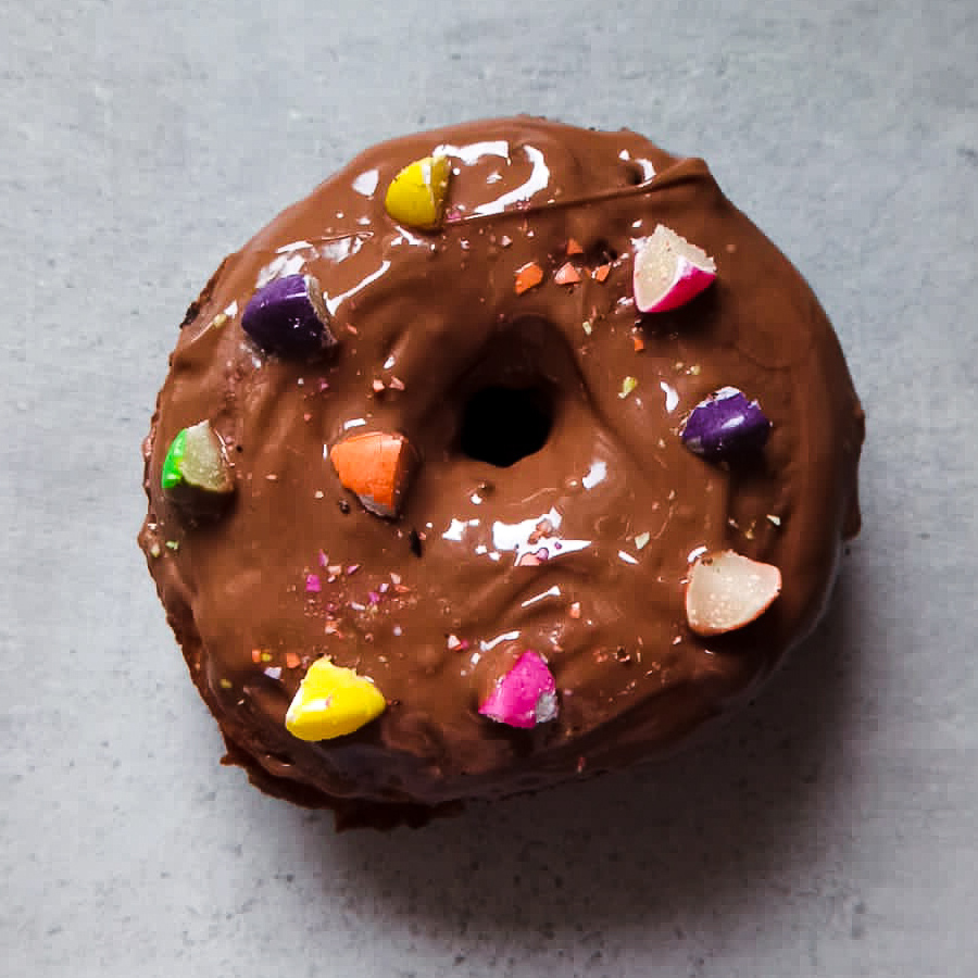 oponki donut z czekoladą i skittlesami