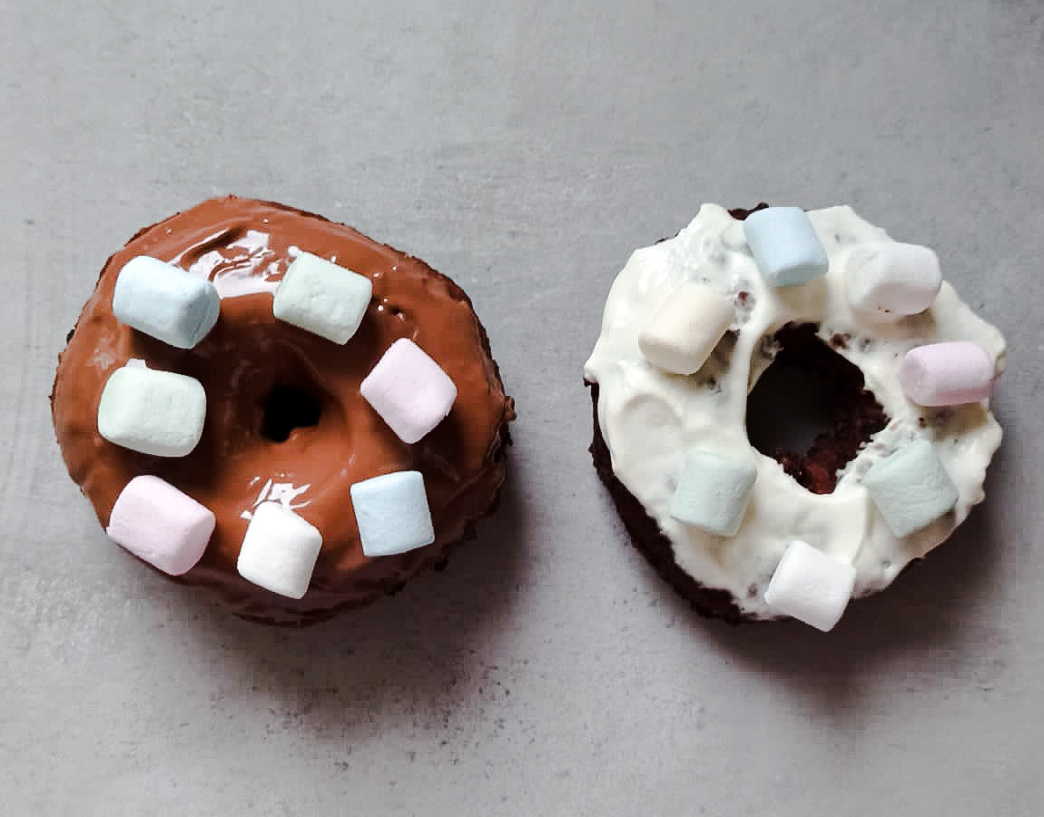 oponki serowe donuty z czekoladą i piankami marshmallows