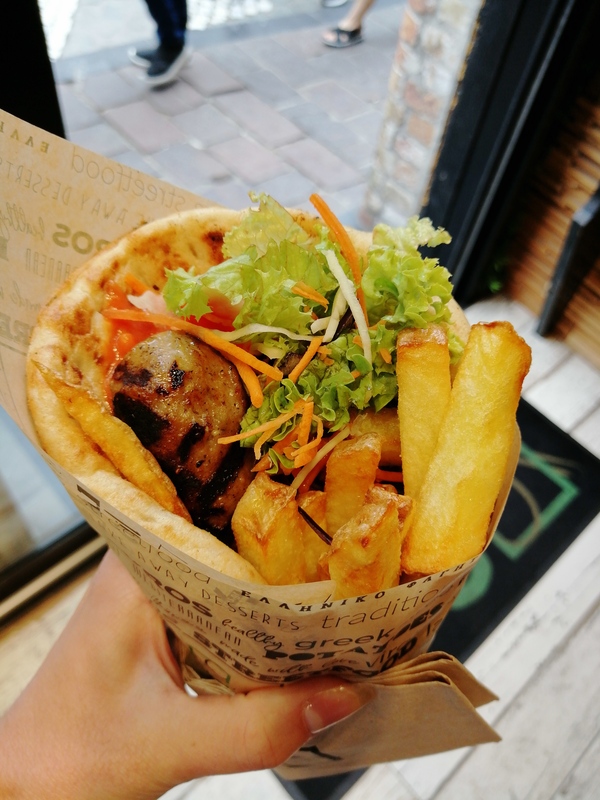 pita z frytkami i baraniną kuchnia grecka