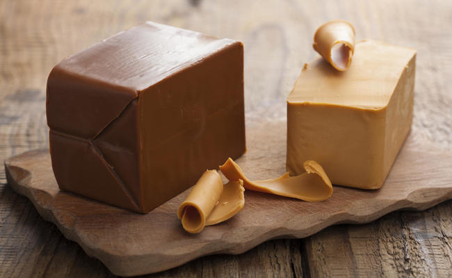 karmelowy ser brązowy brunost z norwegii skandynawii