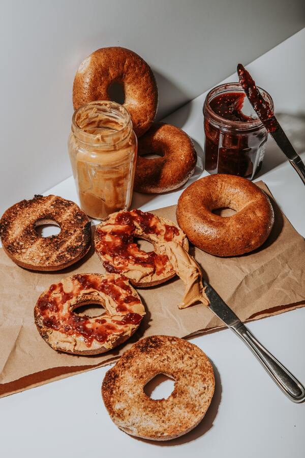 jak jeść masło orzechowe bajgle z peanut butter