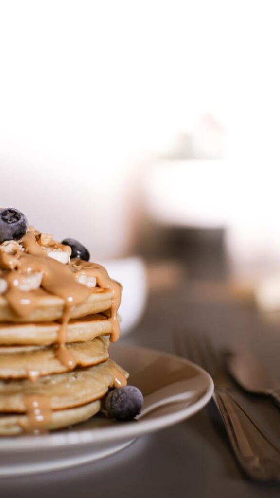jak jeść masło orzechowe pancakes z pastą orzechową