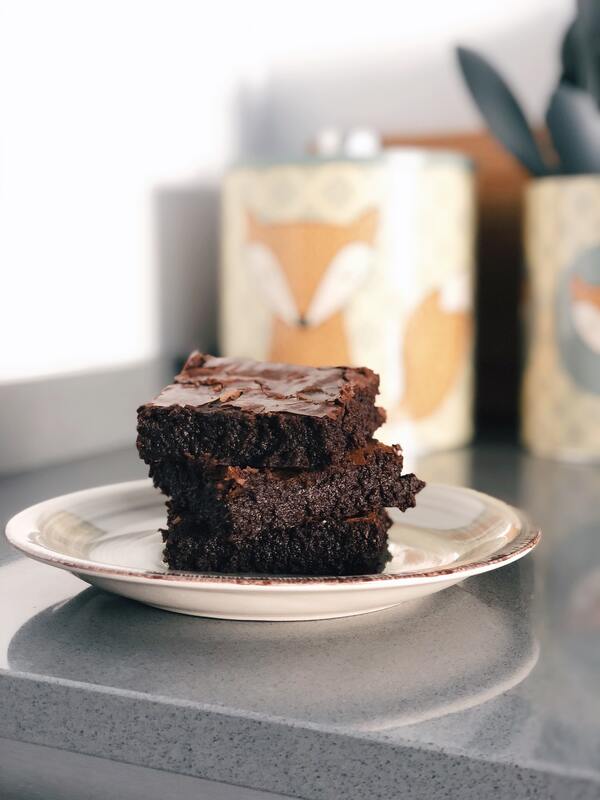 jak zrobić wilgotne brownie ciągnące surowe brownie